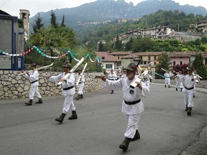 ... il gruppo in sfilata a Casto ...